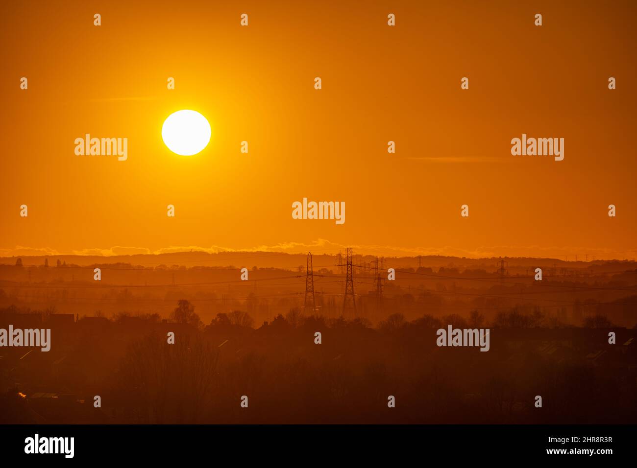 Tramonto a ovest di Gravesend Kent in una serata invernale Foto Stock
