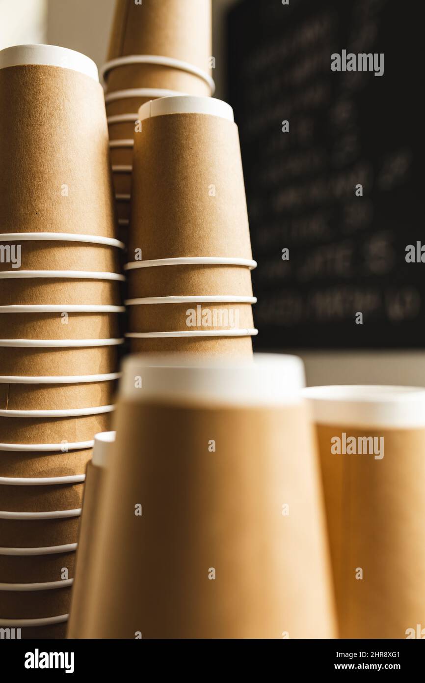 Primo piano delle pile di tazze usa e getta marroni nella caffetteria Foto Stock