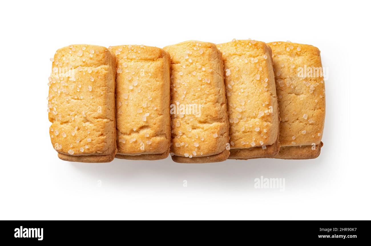 Biscotti danesi al burro in fila isolati su sfondo bianco. Biscotti frollini rettangolari con sfinestratura di zucchero. Gustosi dolci al forno a colazione. Foto Stock