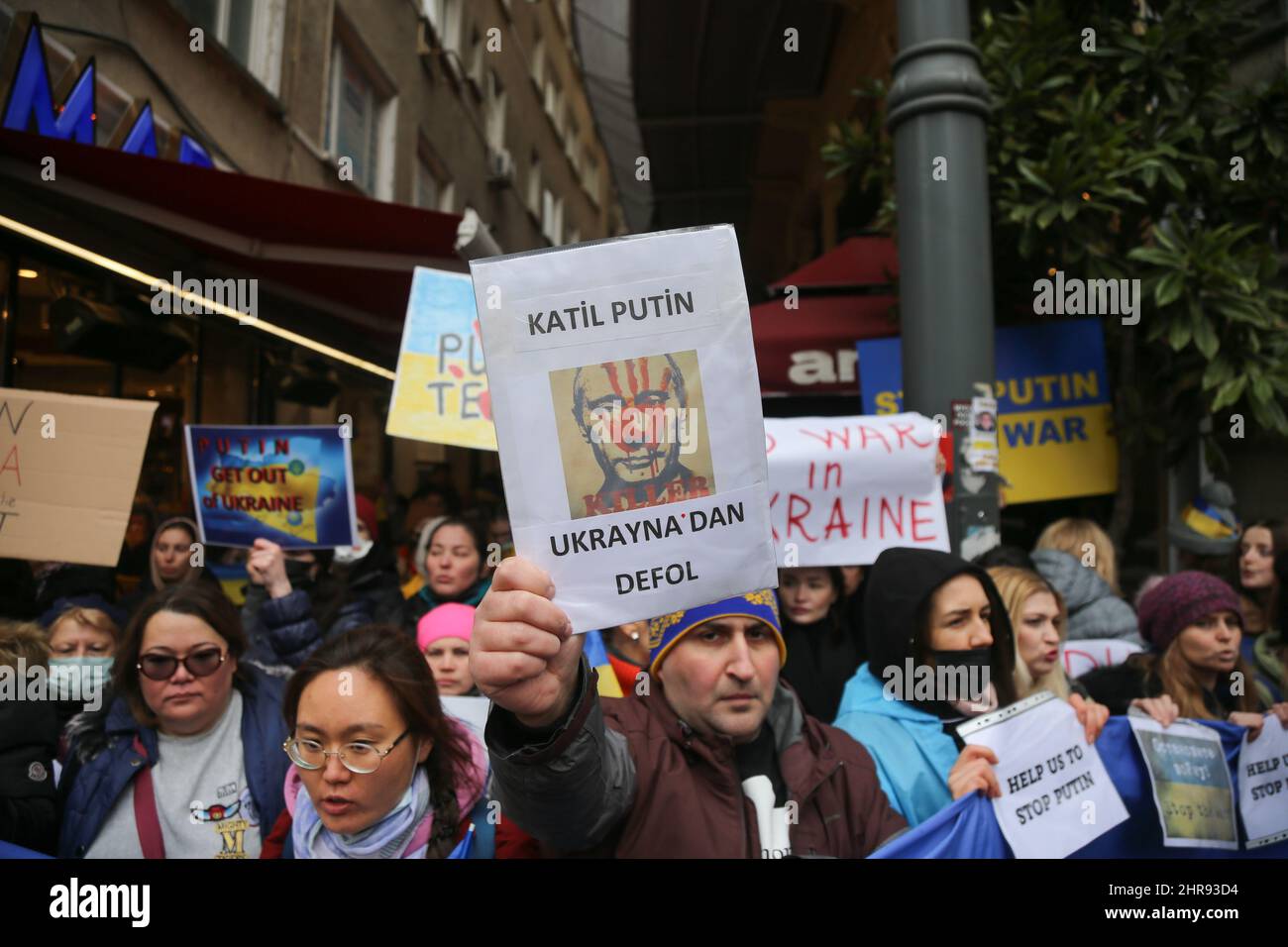 Un manifestante tiene un cartello che dice "Killer Putin, uscire dall'Ucraina” durante una manifestazione. I cittadini ucraini e i popoli anti-guerra in Turchia si sono riuniti di fronte al Consolato russo di Istanbul per protestare contro l'attacco delle truppe russe all'Ucraina. (Foto di Hakan AKGUN / SOPA Images/Sipa USA) Foto Stock