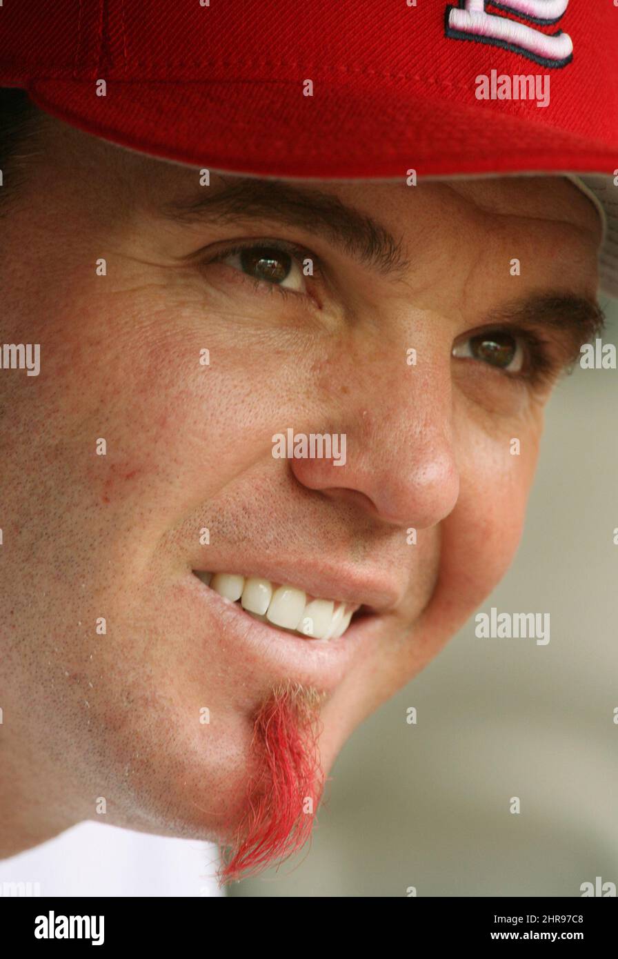 Scott Spiezio dei St. Louis Cardinals e il suo pizzaiolo in panchina prima della sua eroica tardiva con un triplo punteggio nell'ottavo inning contro i Milwaukee Brewers al Busch Stadium di St. Louis, Missouri, sabato 30 settembre 2006. (Foto di Chris Lee/St. Louis Post-Dispatch/TNS/Sipa USA) Foto Stock