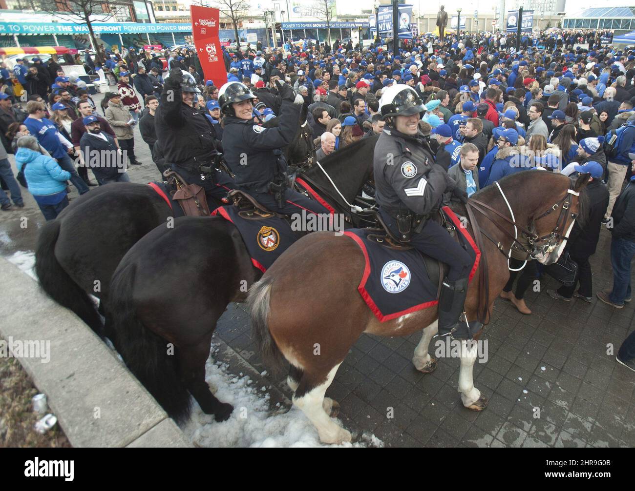I membri dell'unità montata dalla polizia di Toronto, tra cui un cavallo di nome Blue Jay, guarda come i fan si allineano fuori dal Rogers Centre prima dell'inizio del Blue Jays al home opener contro i Boston Red Sox a Toronto venerdì 8 aprile 2016. LA STAMPA CANADESE/Fred Thornhill Foto Stock