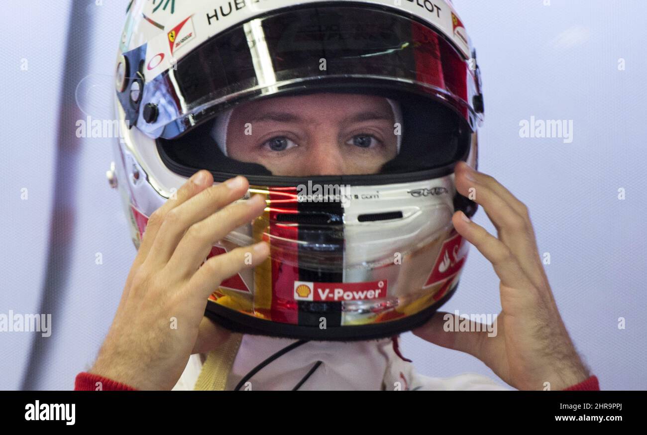 Il pilota Ferrari Sebastian Vettel di Germania scivola sul casco in  preparazione alla terza sessione di prove libere al Gran Premio del Canada  sabato 11 giugno 2016 a Montreal. LA STAMPA CANADESE/Paul