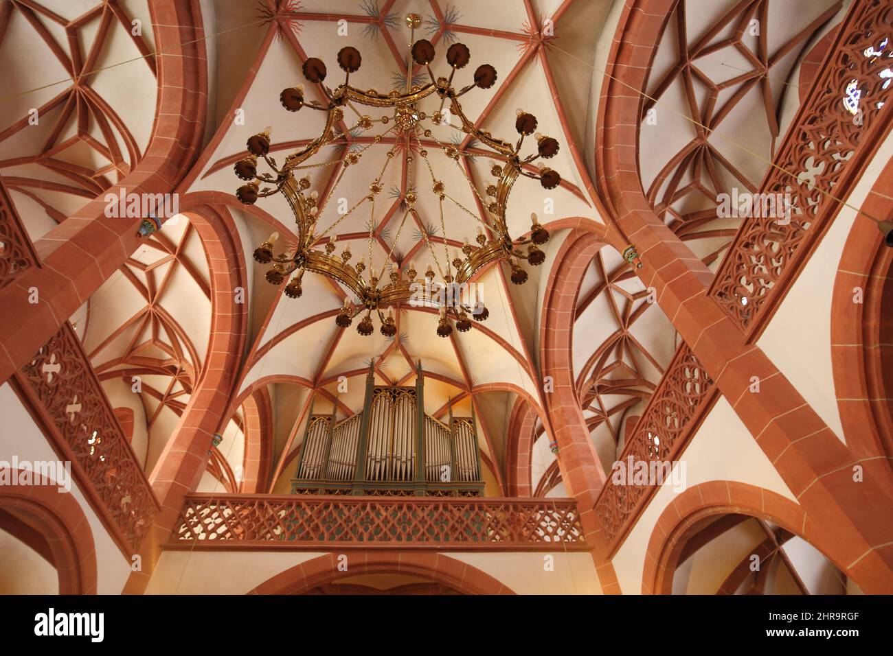 Lampadario e organo nella Cattedrale gotica di Rheingau, Geisenheim, Hesse, Germania Foto Stock