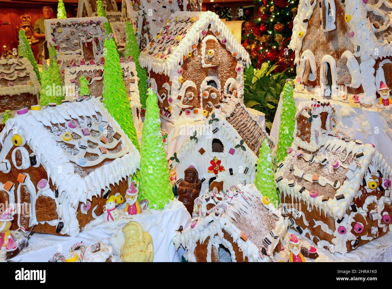 Gingerbread house display di Natale a bordo di Cunard "Queen Victoria" la nave di crociera, Mare Mediterraneo, Europa Foto Stock