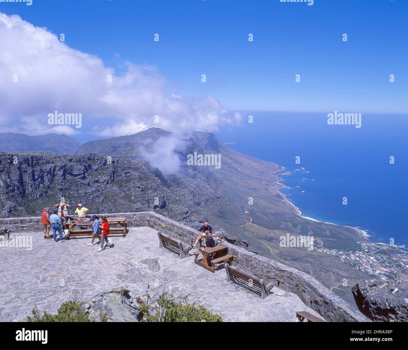 Piattaforma di visualizzazione che mostra dodici apostoli, Table Mountain e Cape Town, Provincia del Capo occidentale, Repubblica del Sud Africa Foto Stock