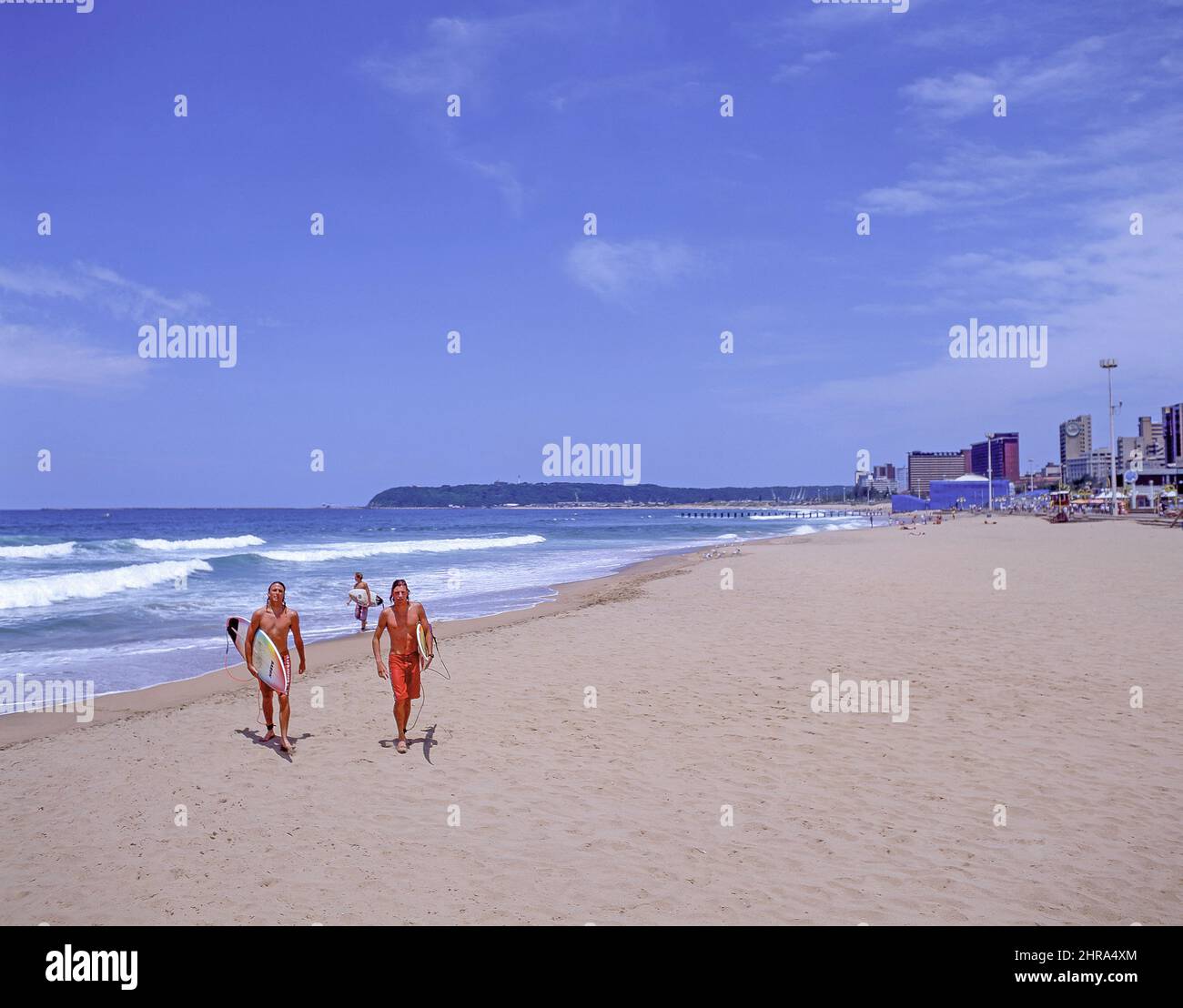 Surfers su 'Golden Mile' sulla spiaggia, Durban, KwaZulu-Natal, Sud Africa Foto Stock