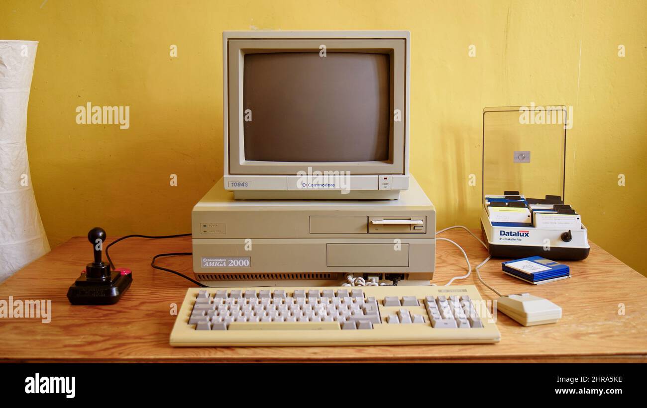 PC Vintage Commodore Amiga 2000 con Monitor 1084S, joystick Competition Pro e mouse. Foto Stock