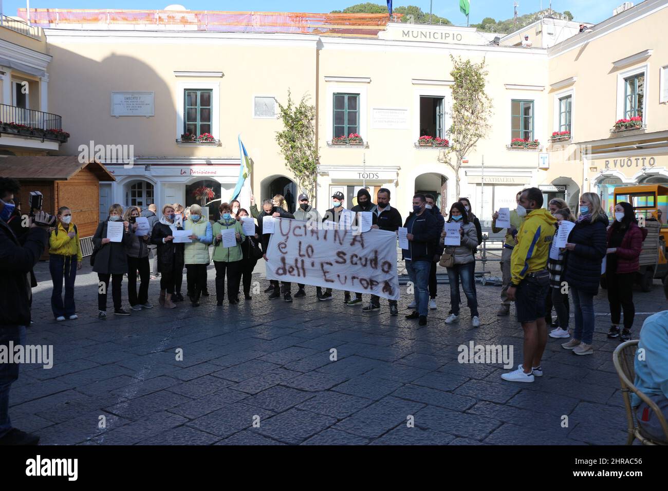 Stop war: Popolo ucraino nella piazza di Capri Foto Stock