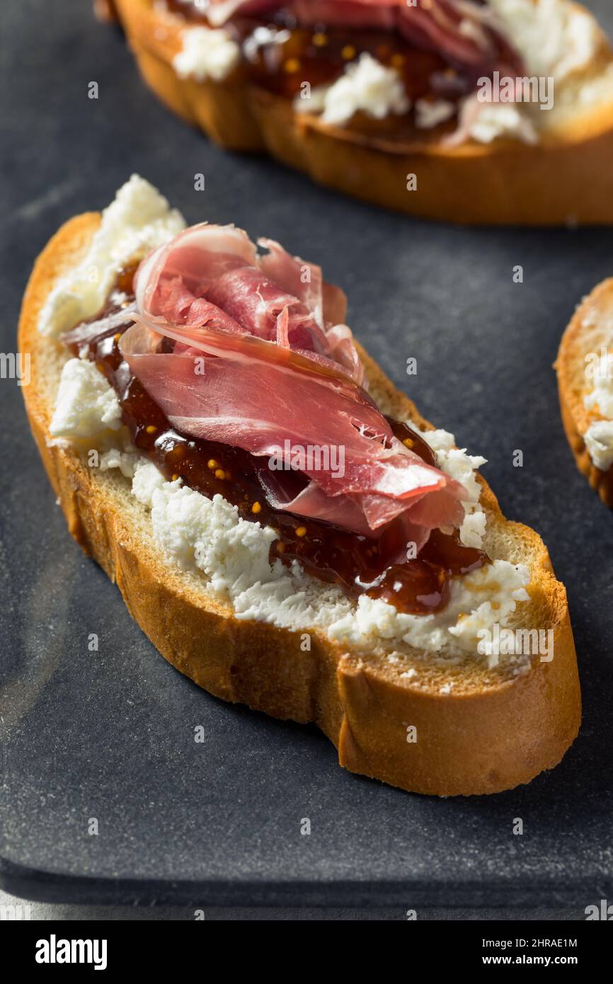 Toast di formaggio di capra al prosciutto fatto in casa con marmellata di fichi Foto Stock