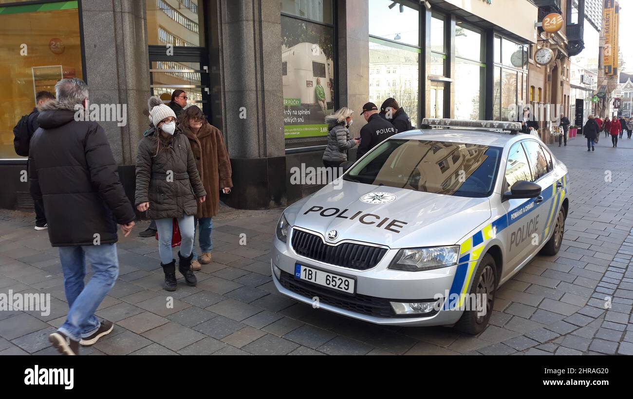 Brno, Repubblica Ceca. 25th Feb 2022. Stand auto di polizia di fronte alla filiale di Sberbank CZ, che ha collegamenti con la Russia, a Brno, Repubblica Ceca, 25 febbraio 2022. La Banca ha chiuso le sue filiali in Czechia alle 14:00, la portavoce della banca Radka Cerna ha detto a CTK, citando le questioni di sicurezza come la ragione. La gente stava accodando davanti ad alcune delle filiali della banca per cancellare i loro servizi o richiedere le informazioni e il sistema bancario in linea della banca era giù intorno a mezzogiorno. Credit: Igor Zehl/CTK Photo/Alamy Live News Foto Stock