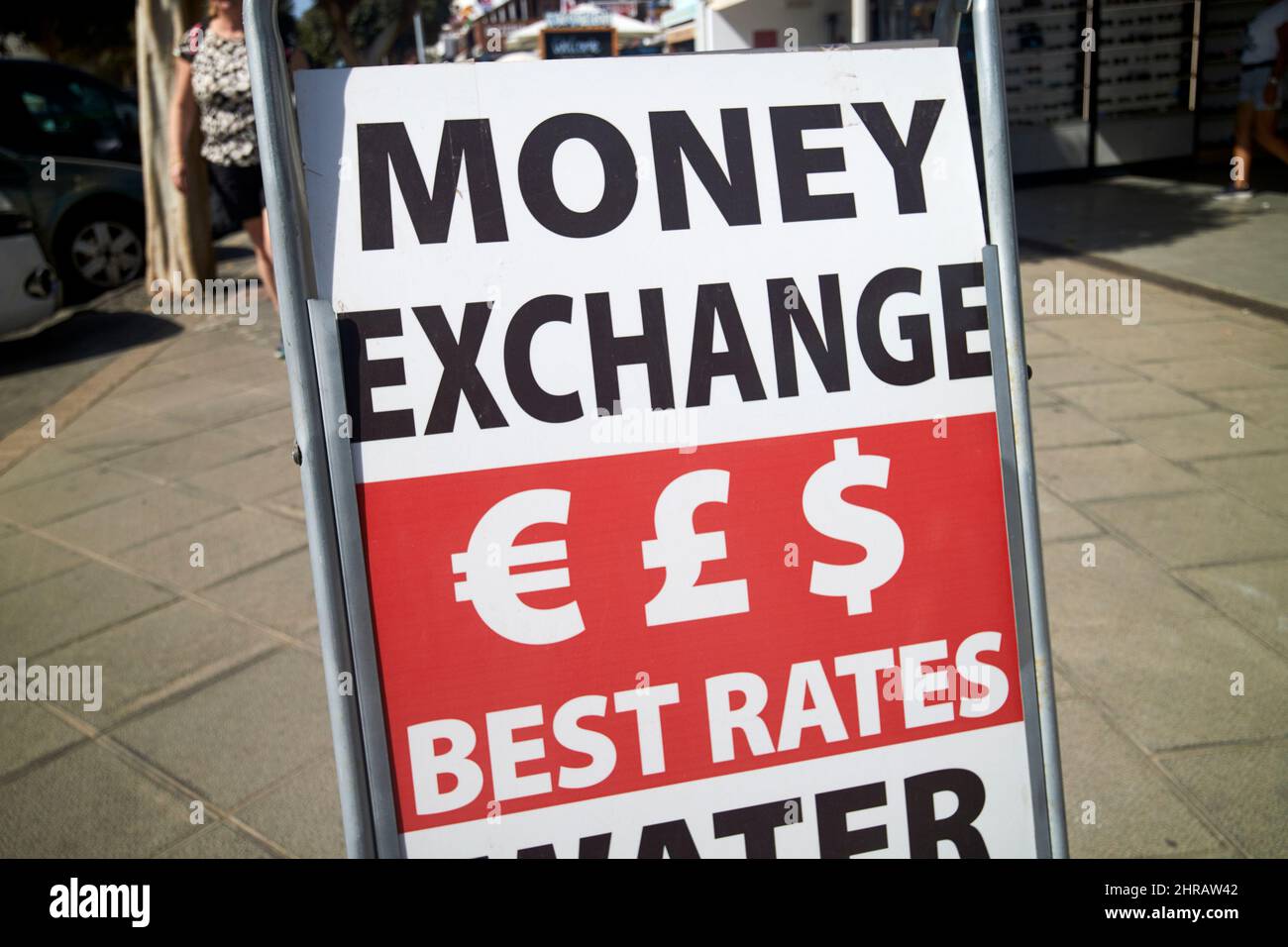 Segno di scambio di denaro in inglese con sterline euro e dollari su una strada a Lanzarote, Isole Canarie, Spagna Foto Stock