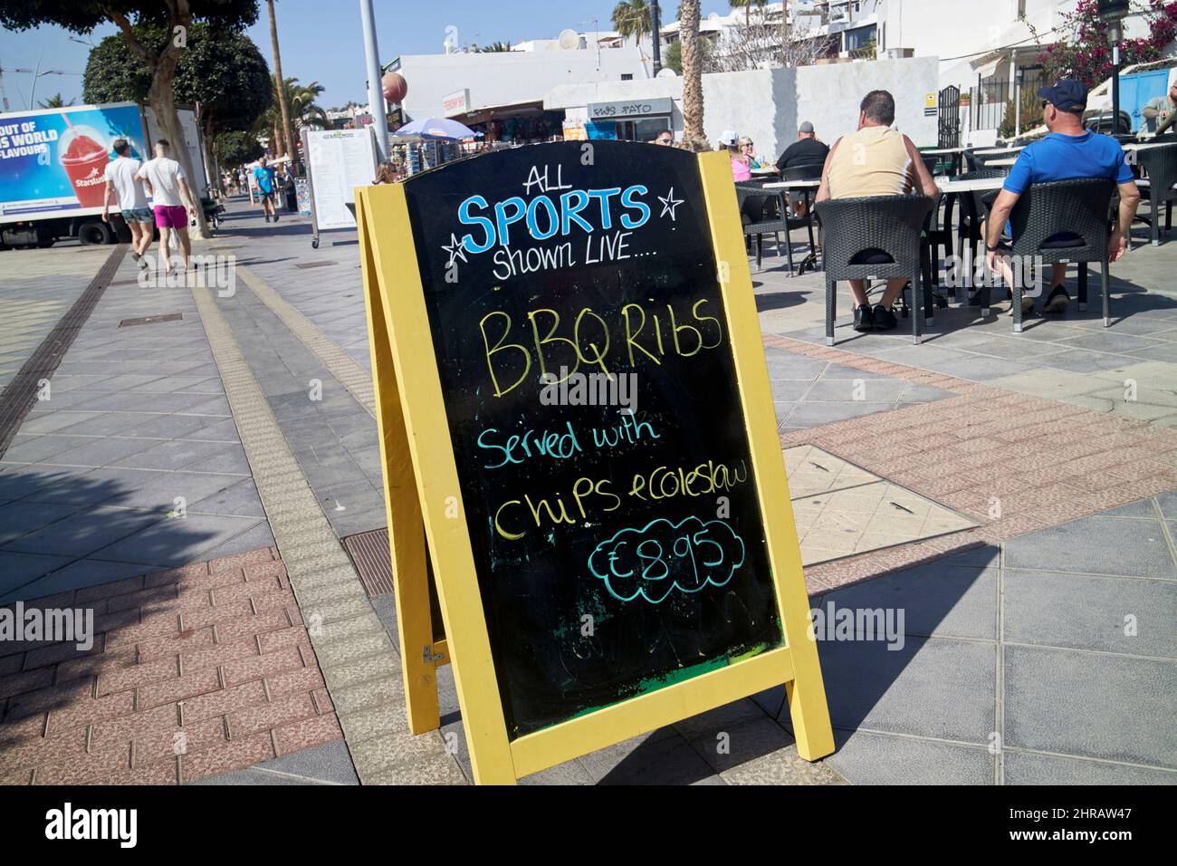 Accedi in inglese al di fuori di un pub a Lanzarote, per gli sport mostrati dal vivo e barbecue costolette e coleslaw per il prezzo euro Isole Canarie, Spagna Foto Stock