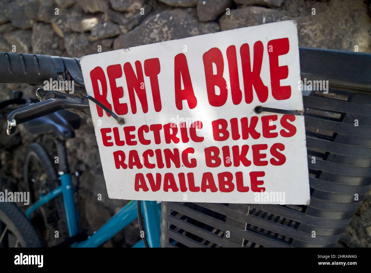 Noleggia un cartello con le biciclette elettriche e da corsa disponibili a Lanzarote, Isole Canarie, Spagna Foto Stock