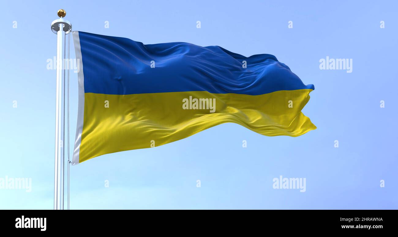 Dettaglio della bandiera nazionale dell'Ucraina che sventola nel vento in una giornata limpida. Democrazia e politica. Paese dell'Europa orientale. Patriottismo. Messa a fuoco selettiva. Foto Stock
