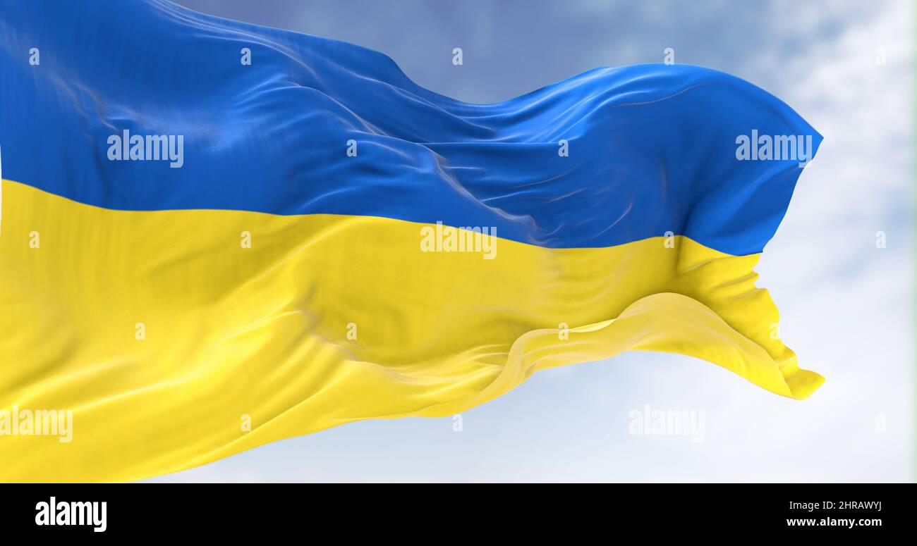 Dettaglio della bandiera nazionale dell'Ucraina che sventola nel vento in una giornata limpida. Democrazia e politica. Paese dell'Europa orientale. Patriottismo. Messa a fuoco selettiva. Foto Stock