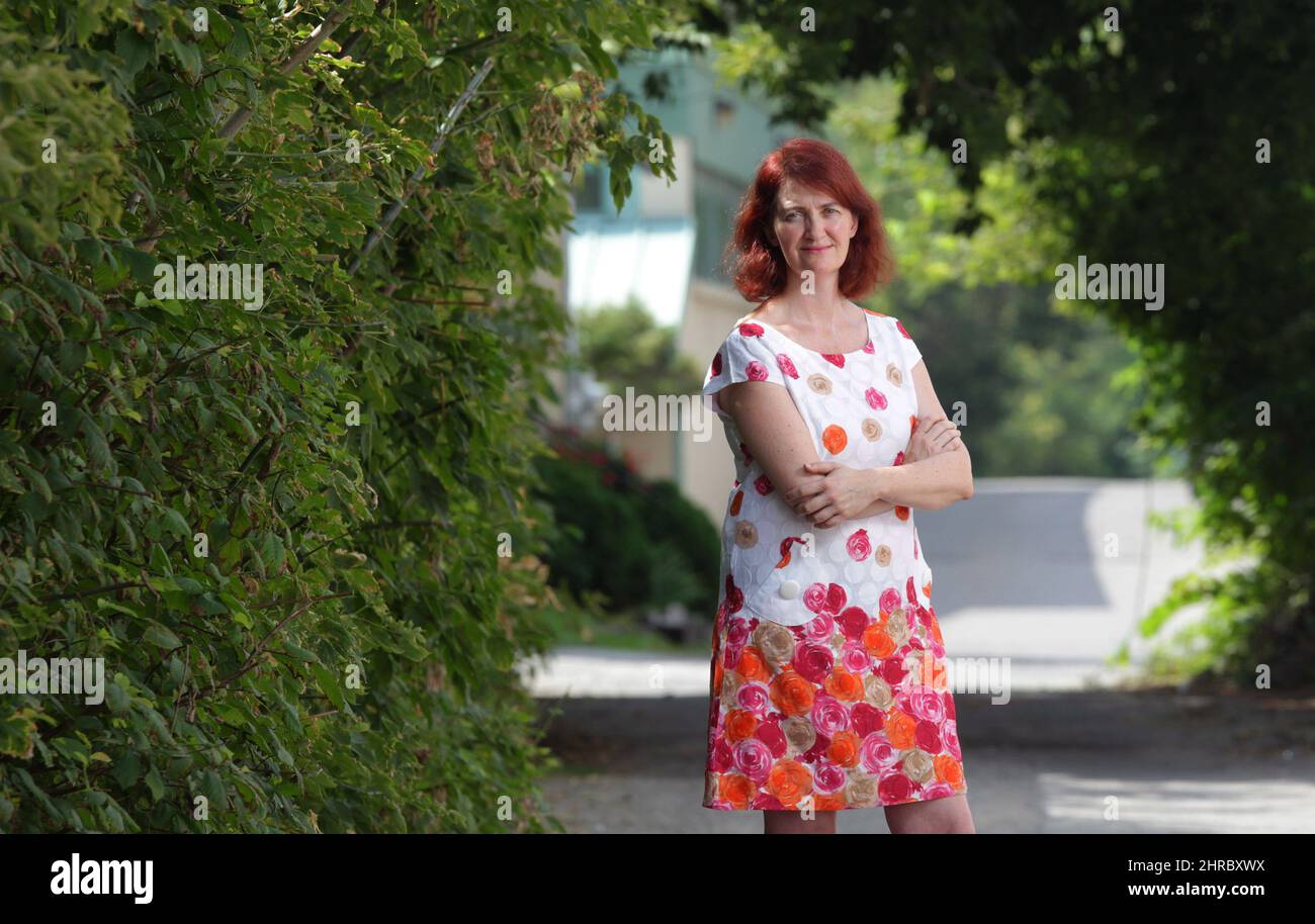 La premiata autrice Emma Donoghue pone nella sua città natale di Londra, Ont. Domenica 6 settembre 2016. LA STAMPA CANADESE/Dave Chidley Foto Stock