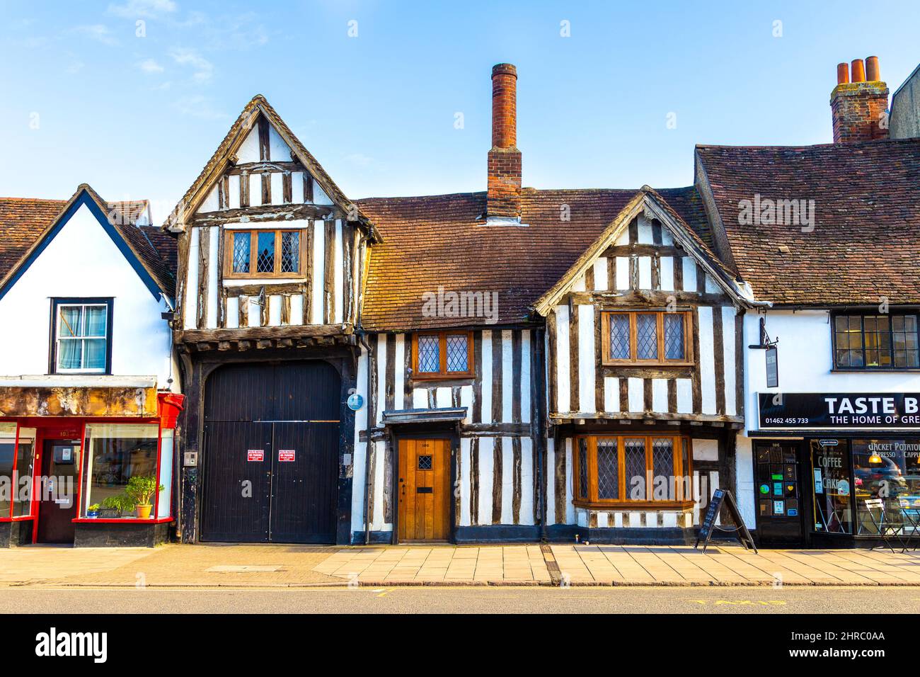 Gatehouse del 14th secolo, sede di William Ransom e Son, il primo chimico farmaceutico indipendente del Regno Unito, Bancroft, Hitchin, Regno Unito Foto Stock