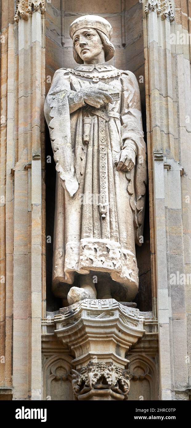 Statua del re inglese Enrico VI su una parete esterna dell'edificio Old Schools, Cambridge University Offices, Inghilterra. Foto Stock