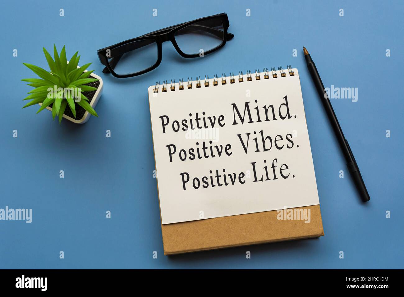 Citazione motivazionale su blocco note - mente positiva, Vibe positive, vita positiva. Foto Stock
