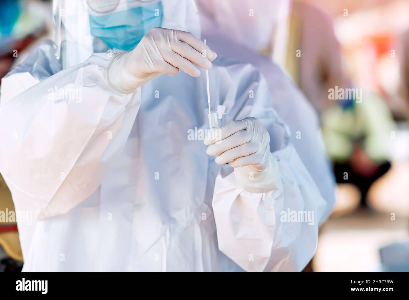 Medico che fa un test dell'antigene COVID Foto Stock