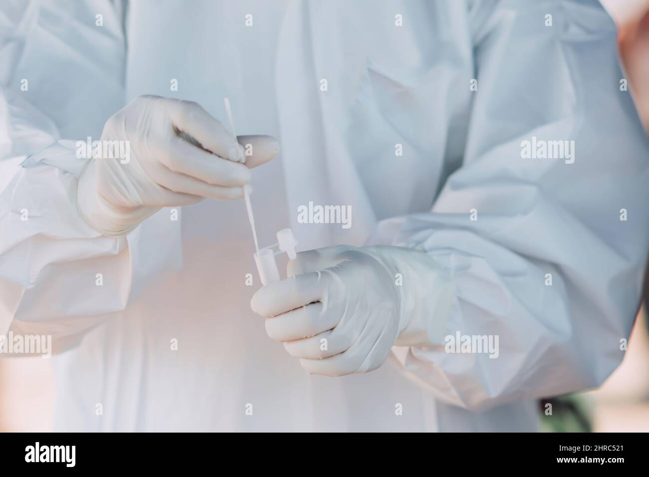 Medico che fa un test dell'antigene COVID Foto Stock