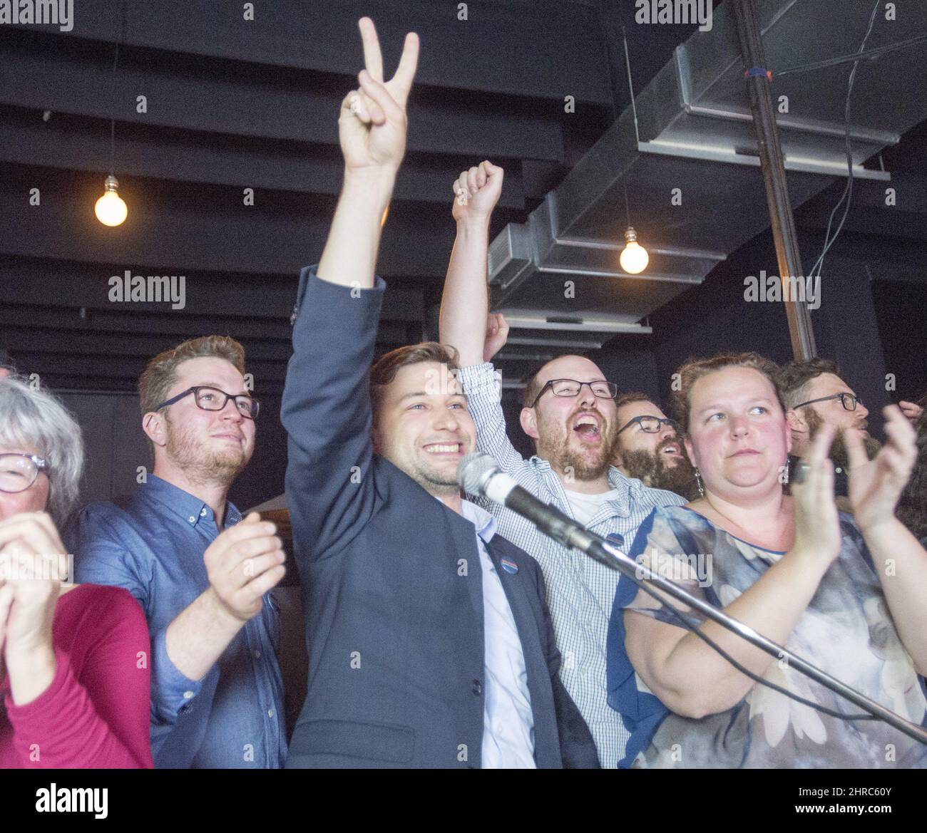 Il candidato del Quebec Solidaire Gabriel Nadeau-Dubois, centro, reagisce dopo aver vinto le elezioni provinciali nel giro di Montreal di Gouin lunedì 29 maggio 2017. LA STAMPA CANADESE/Ryan Remiorz Foto Stock