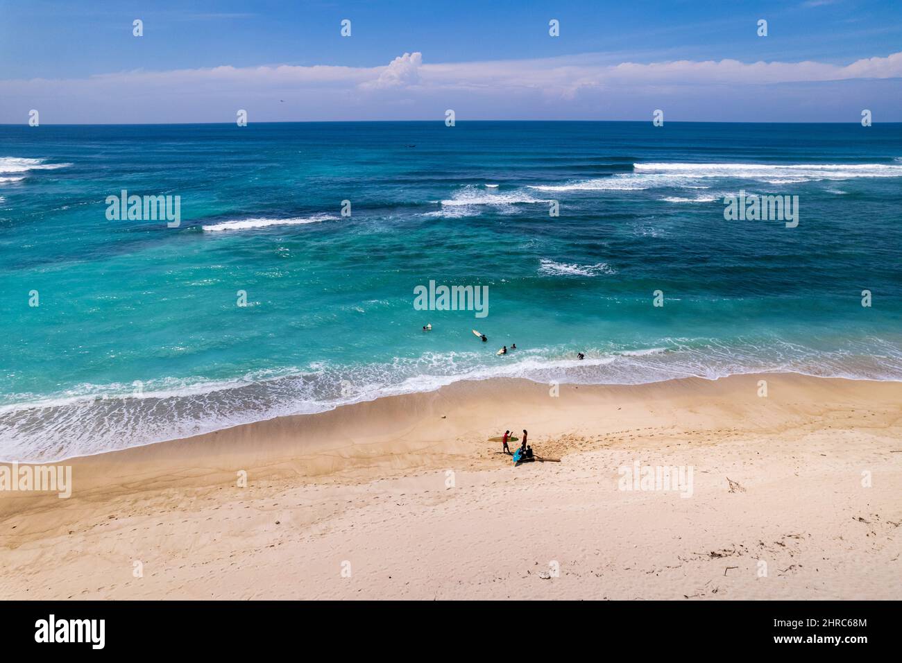 Vista aerea dei surfisti sulla spiaggia di Sungkun, Lombok, Nusa Tenggara occidentale, Indonesia Foto Stock