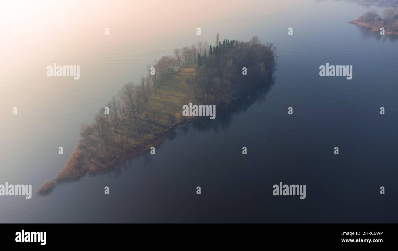 Vista aerea della nebbia su un'isola del Lago di Como, Lombardia, Italia Foto Stock