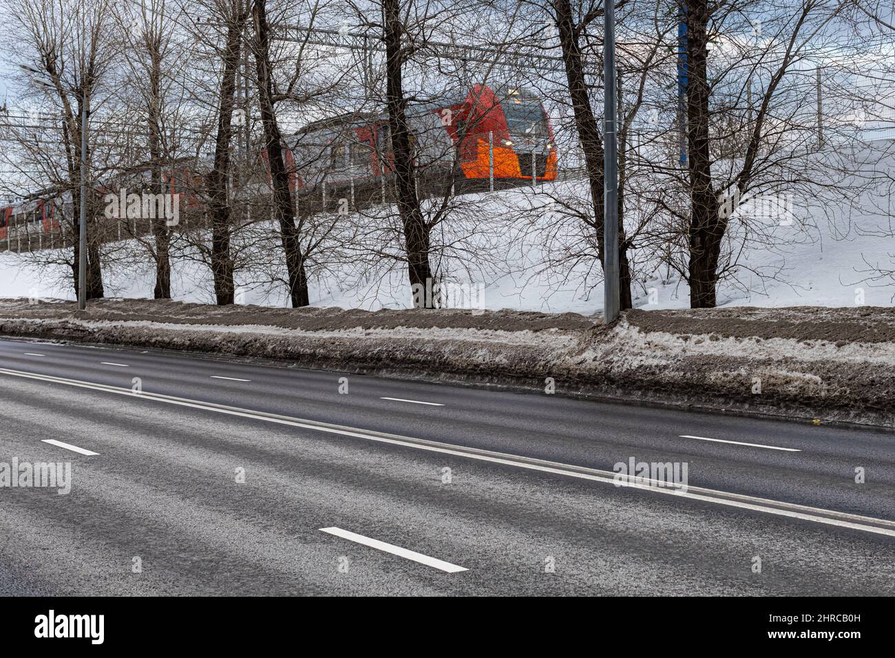 il treno percorre le piste poste su una collina lungo la strada. Foto di alta qualità Foto Stock