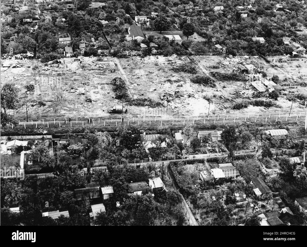 Vista aerea che mostra le case che vengono liberate per fare una 'striscia di morte' di 100 metri (33 piedi) sul lato est di Berlino del confine a Koellnische Haide a Nau Koslin. Berlino, Germania. Ottobre 1961. Foto Stock