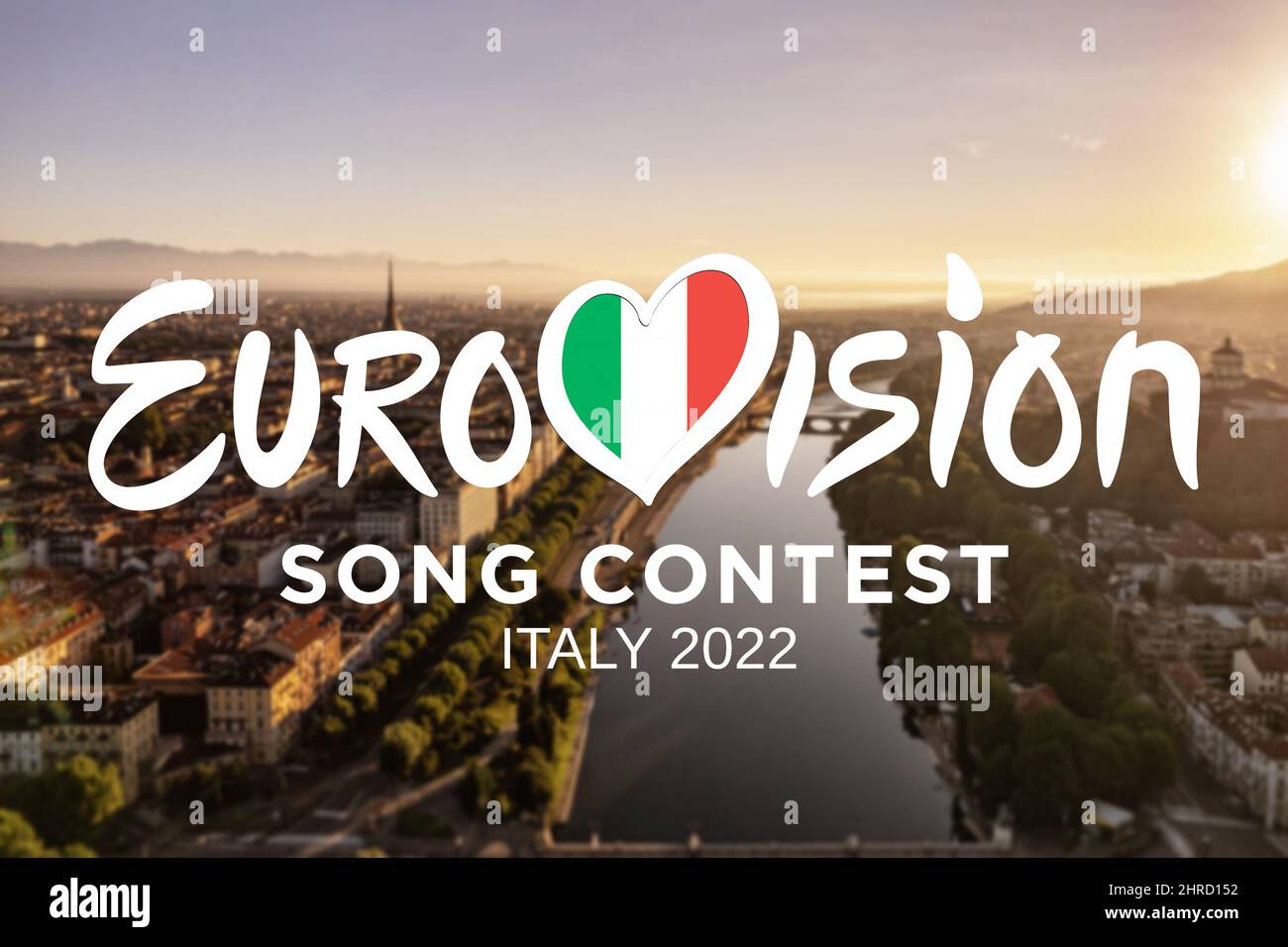 Il logo Eurovision Song Contest sullo sfondo sfocato della città di Torino. L'edizione 66th si terrà a Torino nel maggio 2022. Torino, Italia - febbraio 2 Foto Stock