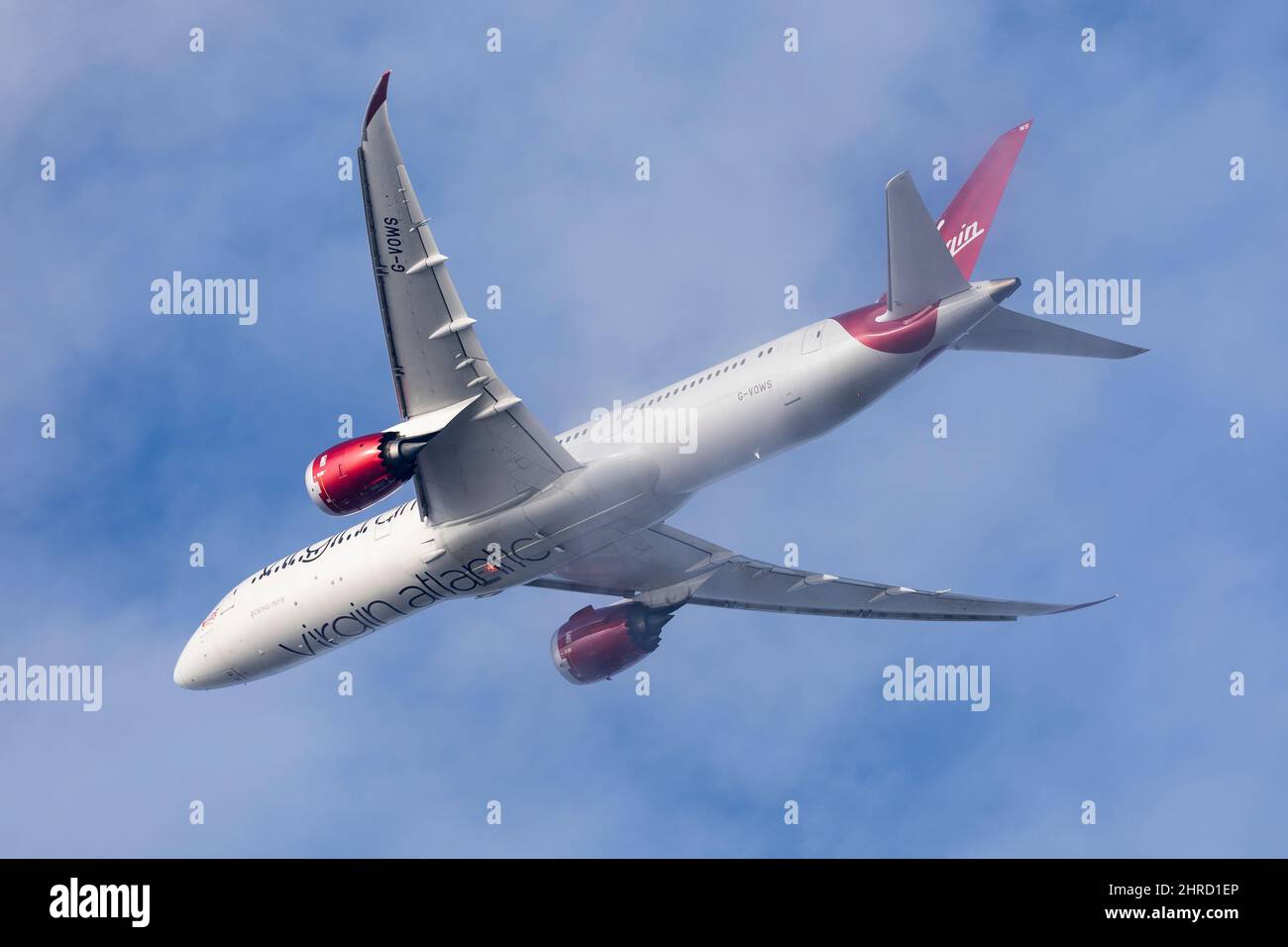 Virgin Atlantic Boeing 787 Dreamliner che vola attraverso la nuvola il 29th 2019 dicembre, Aeroporto Heathrow di Londra, Middlesex, Regno Unito Foto Stock