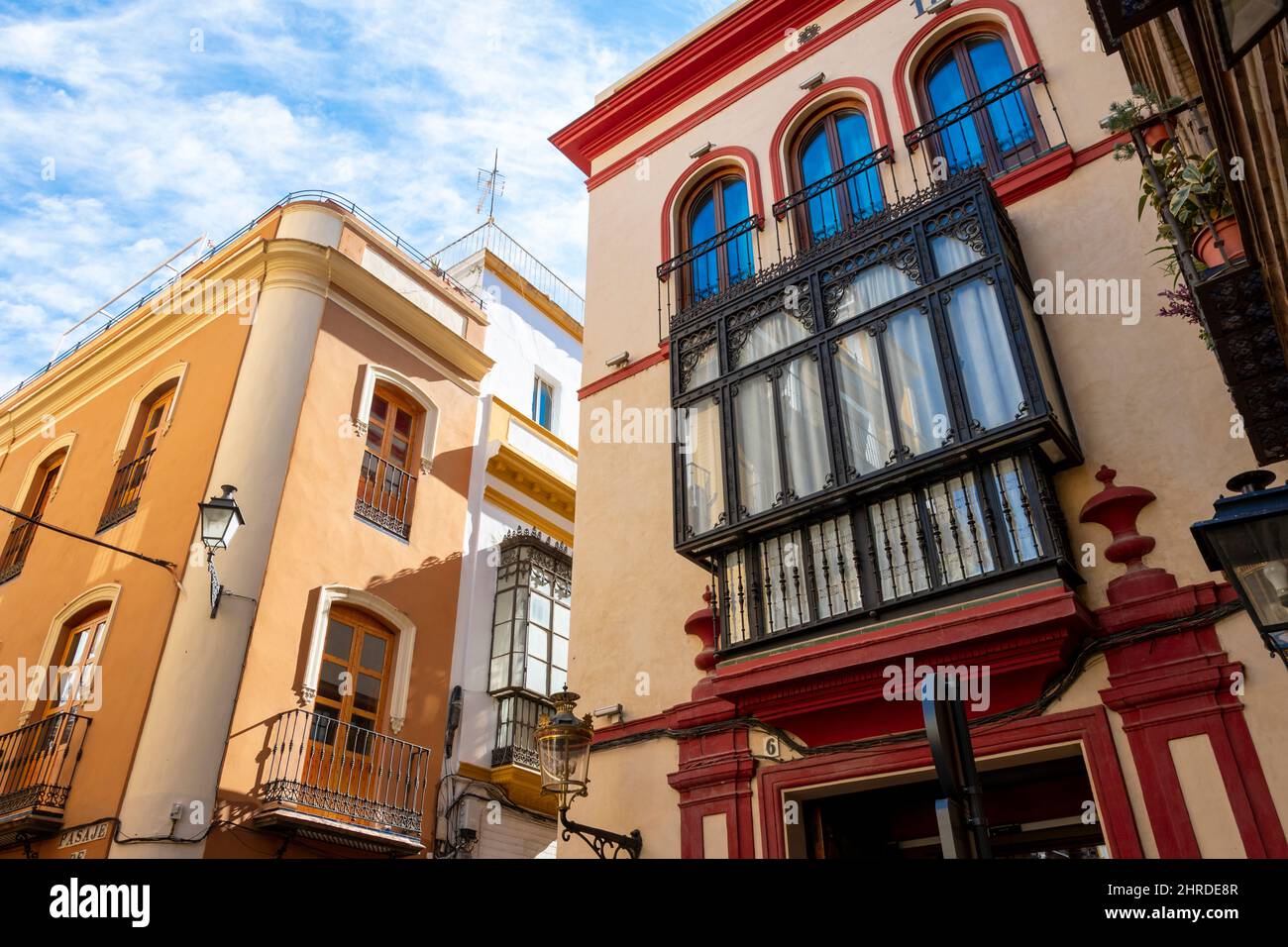Colori e architettura andalusi tipici su edifici residenziali nel quartiere Barrio Santa Cruz di Siviglia, Spagna. Foto Stock