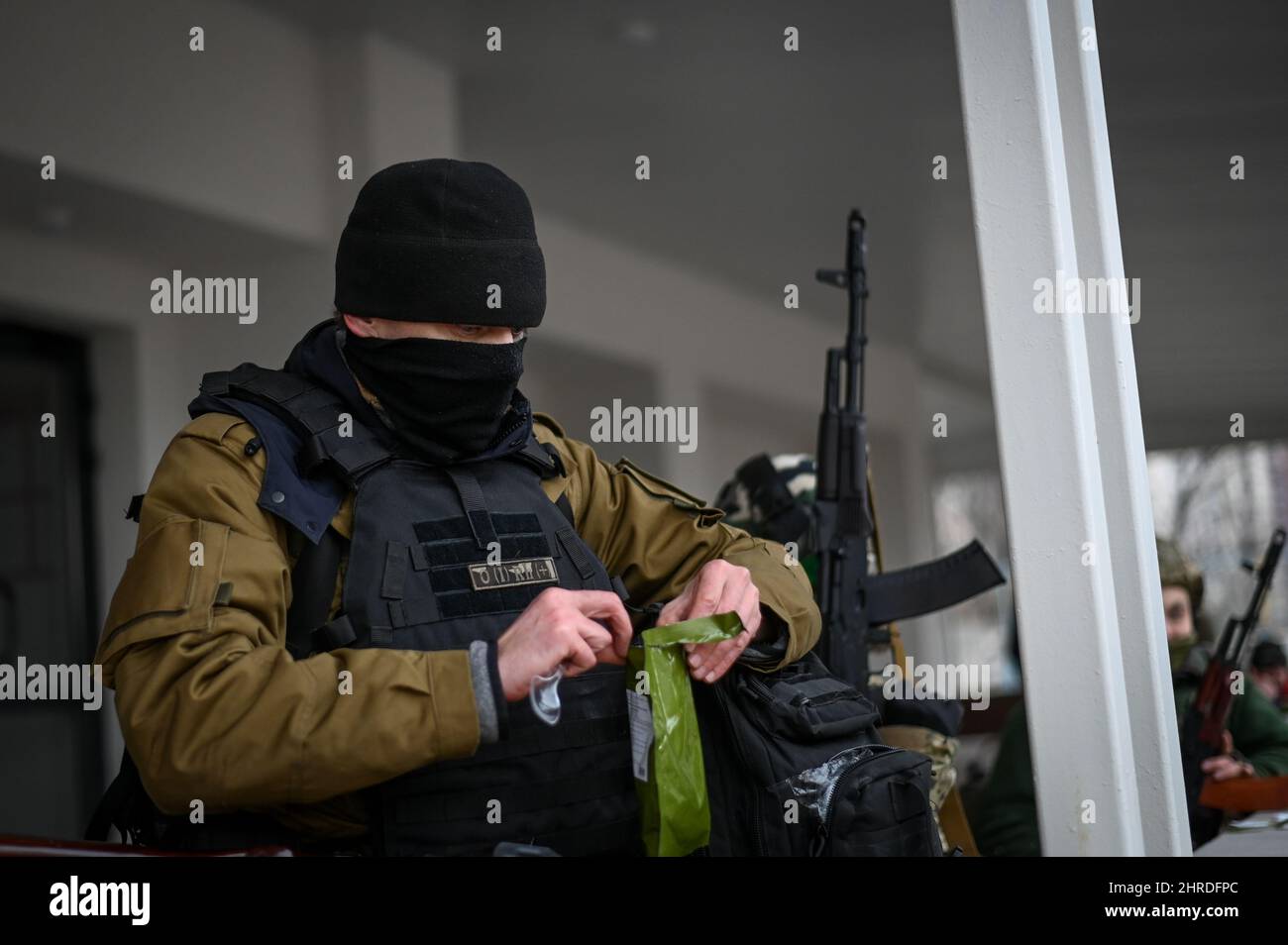 Kiev, Ucraina. 25th Feb 2022. Le unità di difesa territoriale di Kiev assumono posizioni difensive e pattugliano le strade della capitale, dopo che il presidente Zelensky dichiara la legge maresciale a Kiev, Ucraina il 25 febbraio 2022. (Foto di Justin Yau/Sipa USA) Credit: Sipa USA/Alamy Live News Foto Stock