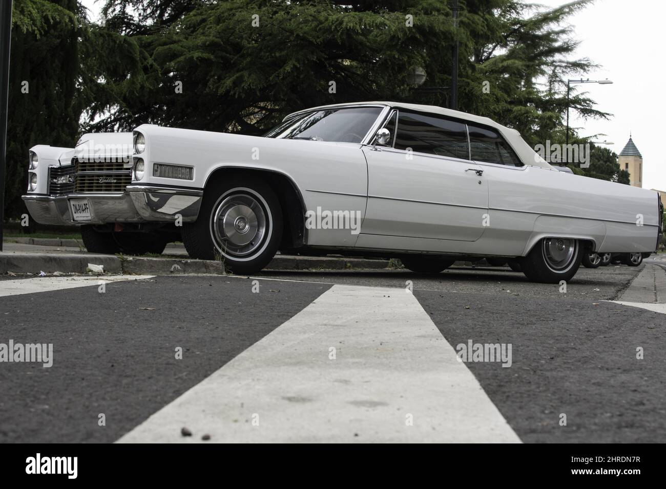 Bianca retrò Cadillac Deville classica auto parcheggiata su una strada Foto Stock