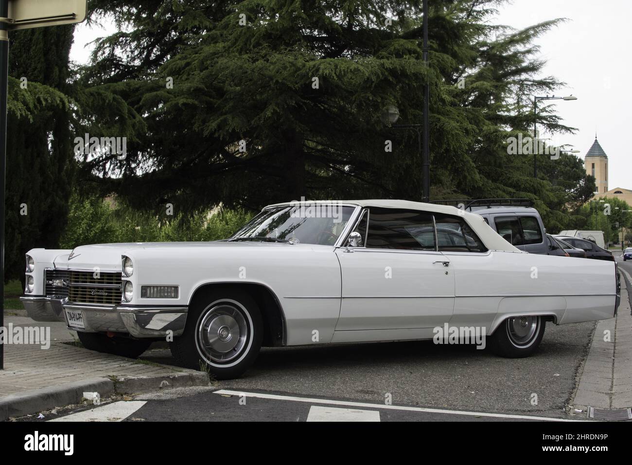 Bianca retrò Cadillac Deville classica auto parcheggiata su una strada Foto Stock