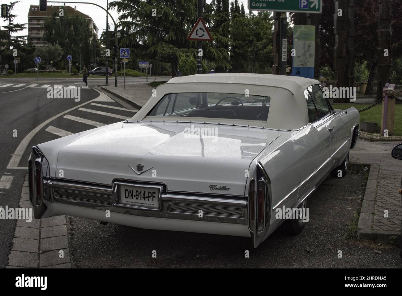 Bianca retrò Cadillac Deville classica auto parcheggiata su una strada Foto Stock