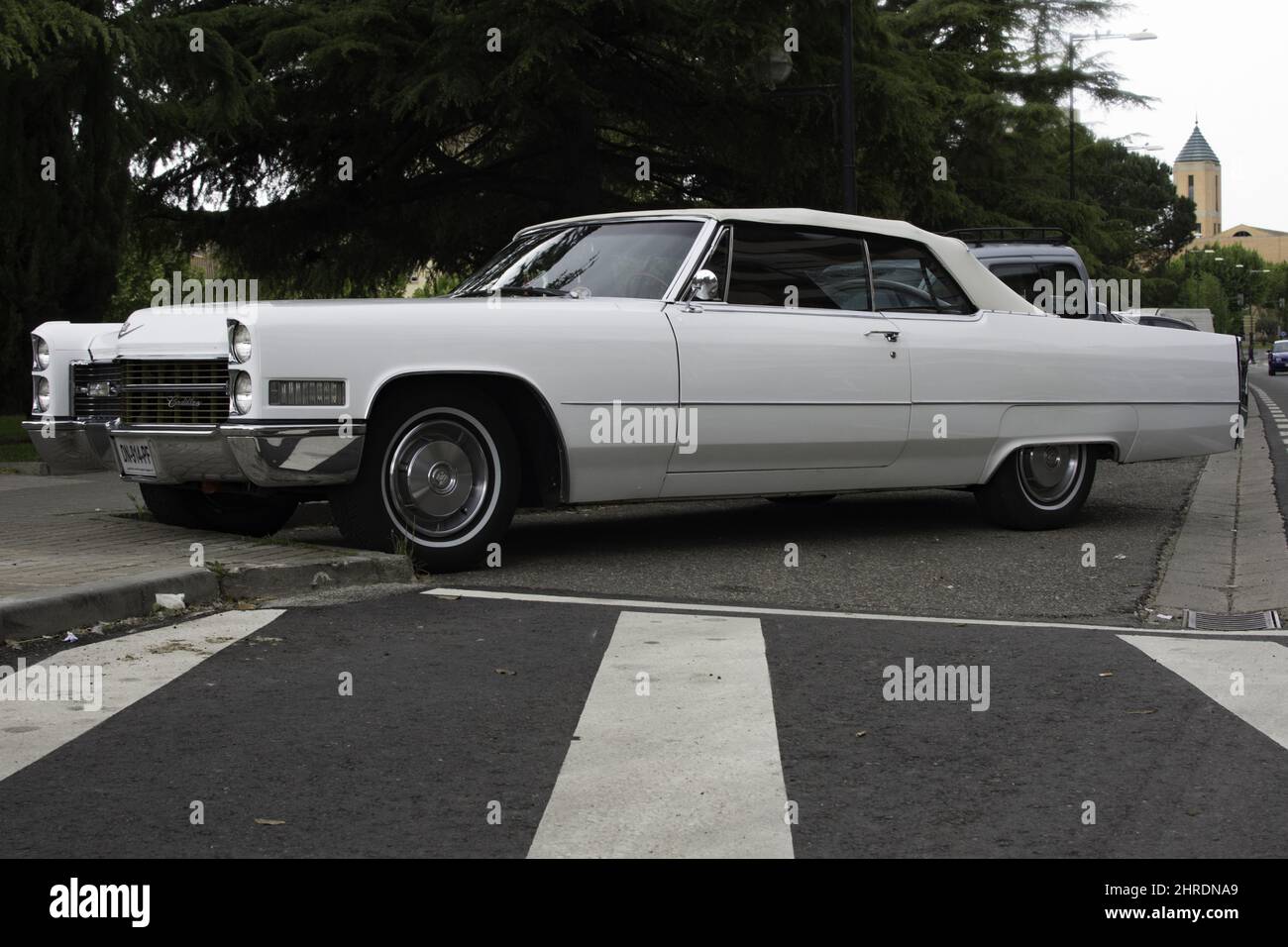 Bianca retrò Cadillac Deville classica auto parcheggiata su una strada Foto Stock