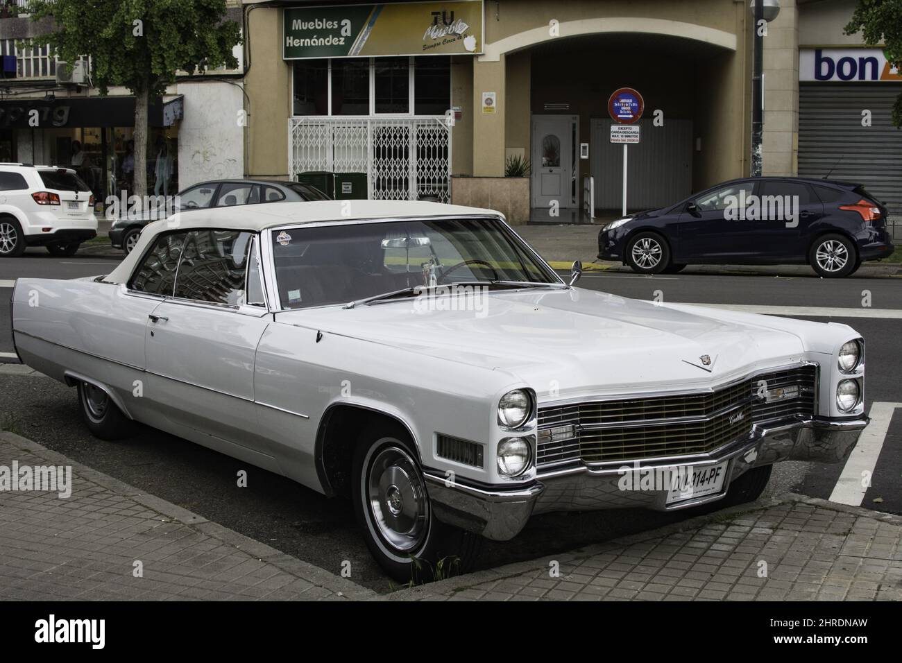 Bianca retrò Cadillac Deville classica auto parcheggiata su una strada Foto Stock