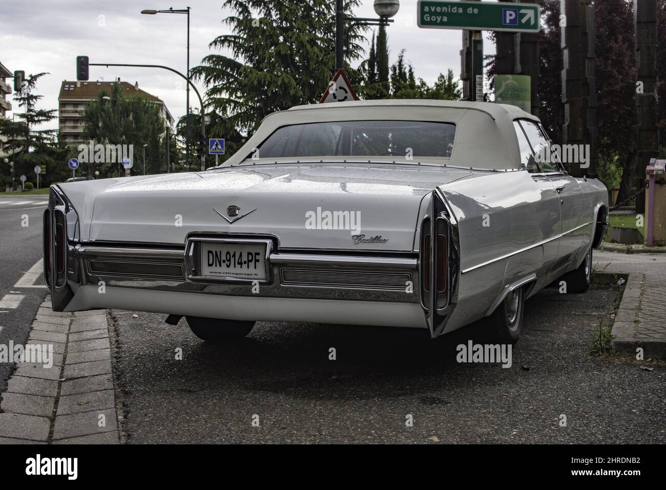 Bianca retrò Cadillac Deville classica auto parcheggiata su una strada Foto Stock