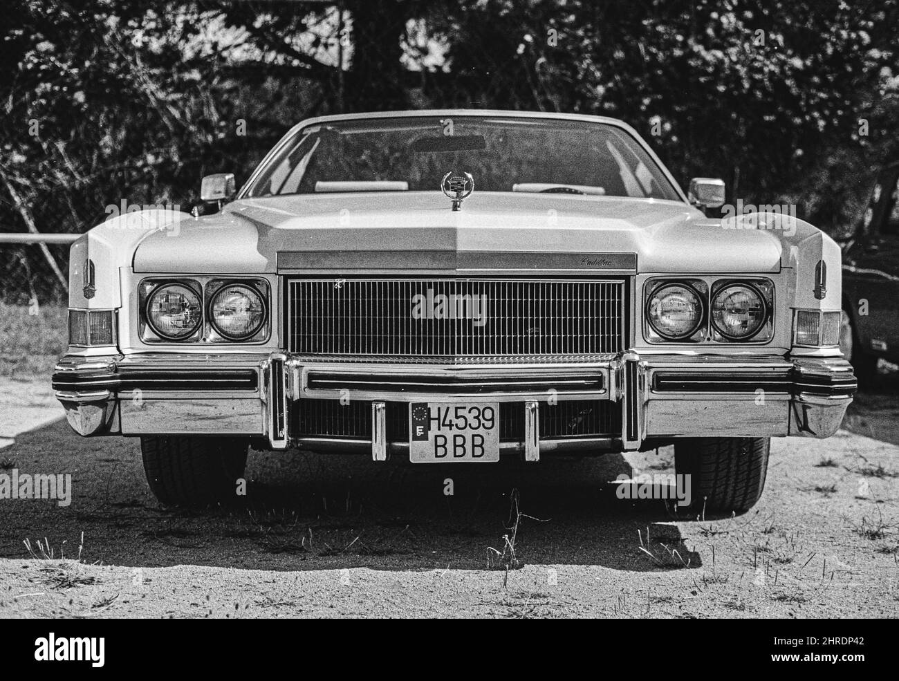 Bianca retrò Cadillac Deville classica auto parcheggiata su una strada Foto Stock