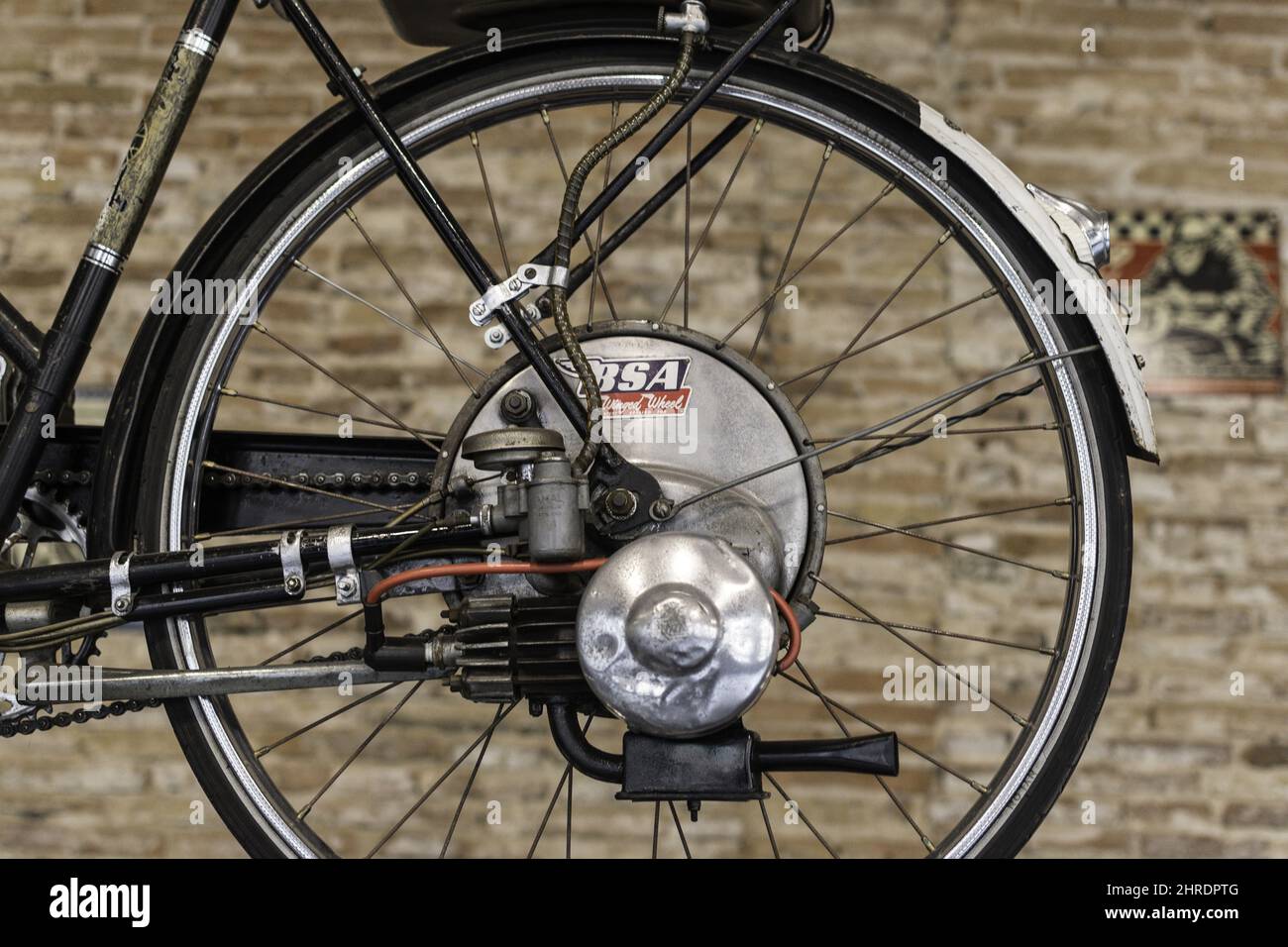 Bici classica con motore esposto Foto Stock