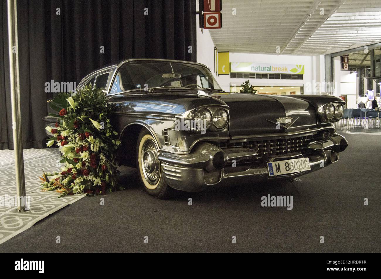 Auto classica Cadillac Deville bianco retrò in salone Foto Stock