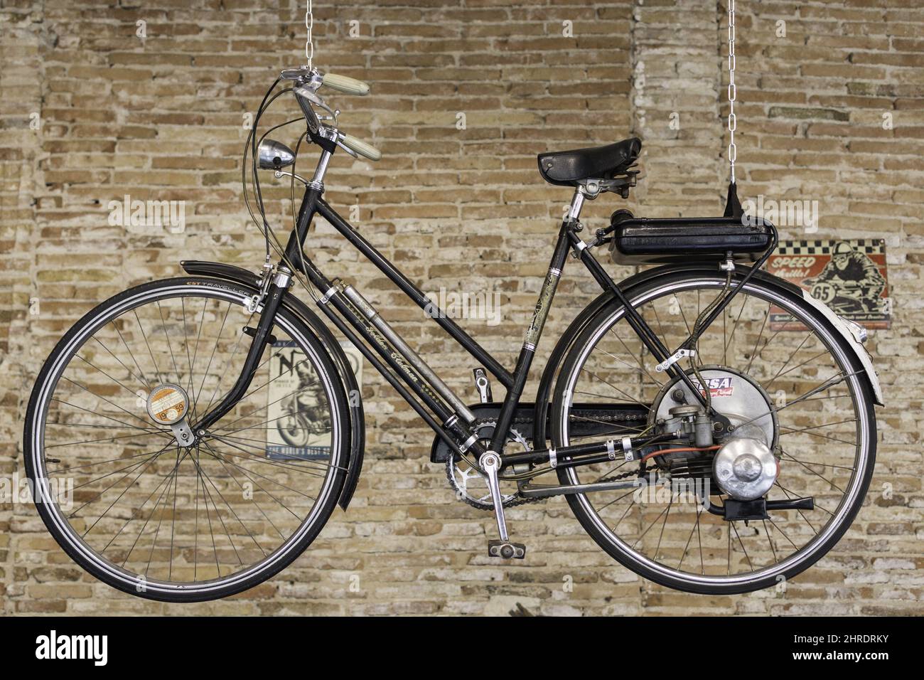 Bici classica con motore esposto Foto Stock