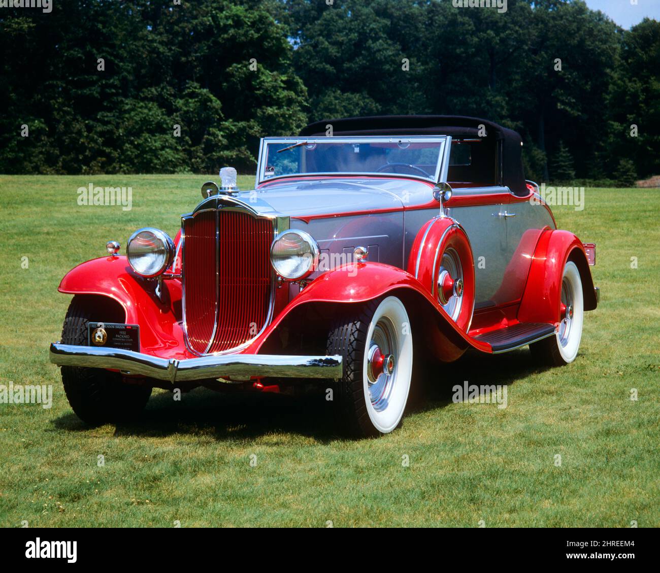 1932 ROSSO E GRIGIO CONVERTIBILE PACKARD AUTO TOP DOWN WHITEWALL PNEUMATICI - KM7974 RSS001 HARS UPSCALE CONCETTUALE STILL LIFE AFFLUENT AUTOMOBILI ELEGANTI VEICOLI GRIGIO PACKARD PRECISIONE PNEUMATICI BENE-DA-FARE 1932 COSTOSO VECCHIO STILE Foto Stock