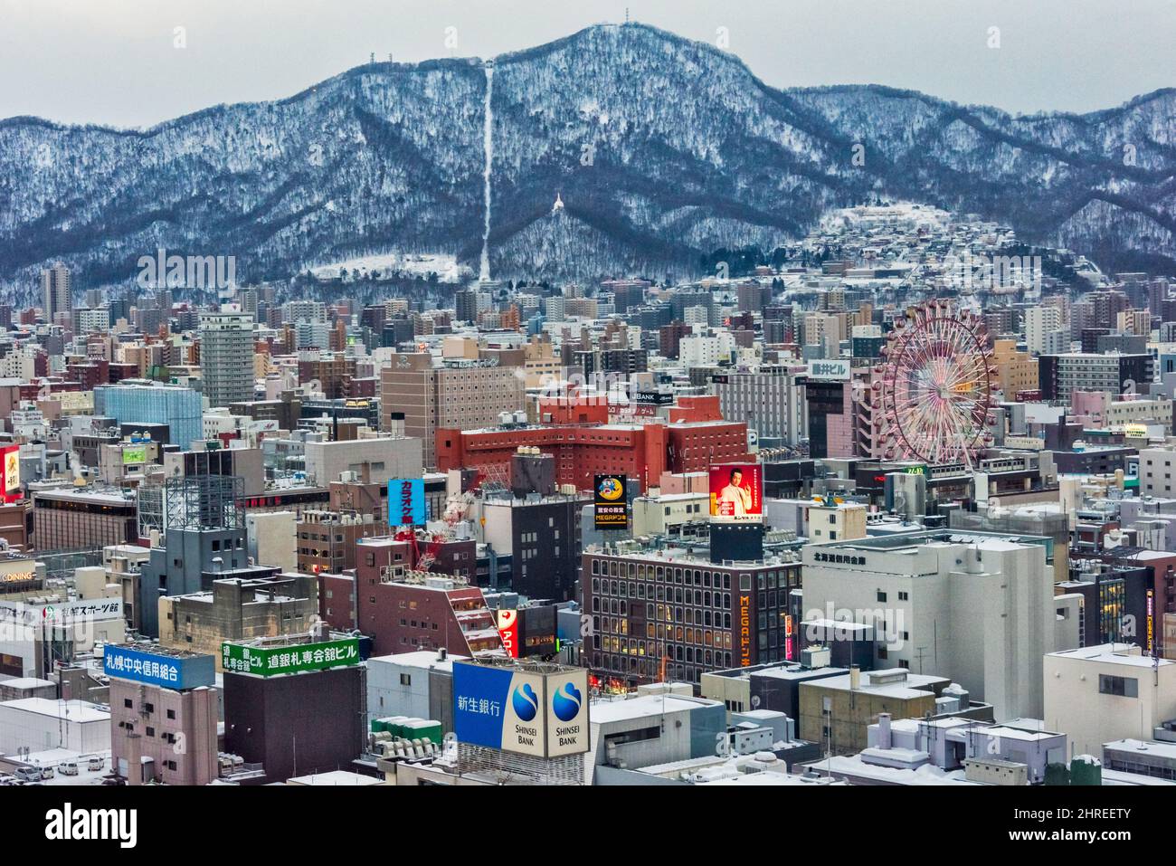 Paesaggio urbano di Sapporo, ruota di ferro e sorge in centro con la montagna, Sapporo, Prefettura di Hokkaido, Giappone Foto Stock