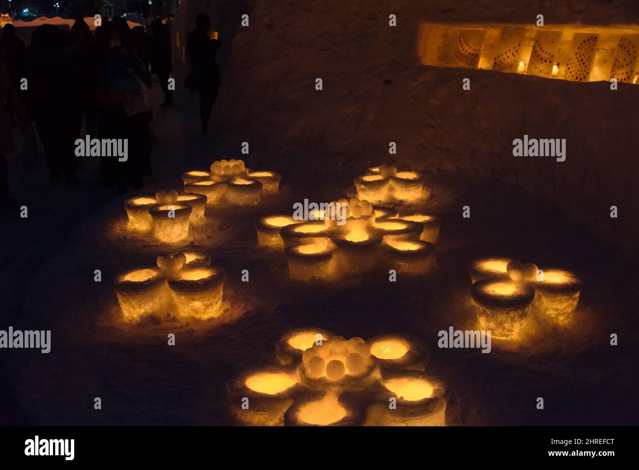 Tourist watching Snow Lanterns durante Otaru Snow Light Path Festival, Otaru, Prefettura di Hokkaido, Giappone Foto Stock