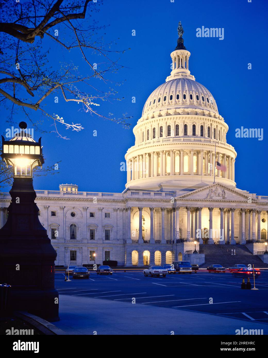 VISTA NOTTURNA DI 1950S 1980S ORE DELL'EDIFICIO CAPITOL CON AUTO PARCHEGGIATE A CUPOLA ILLUMINATE E TRAFFICO DI FRONTE A WASHINGTON DC USA. - KR41750 RSS001 HARS E DISTRETTO DI COLUMBIA ESTERNO ILLUMINATO BASSO ANGOLO POTENTE SENATO DI AUTORITÀ OCCUPAZIONI POLITICA CAPITALE IMMOBILIARE CUPOLA LEGISLATURA STRUTTURE CONCETTUALI DUSK EDIFICIO CAPITOL HILL CONGRESS D.C. LAMPIONE TWILIGHT DISTRETTO FEDERALE DI FRONTE ILLUMINATO VECCHIO STILE Foto Stock