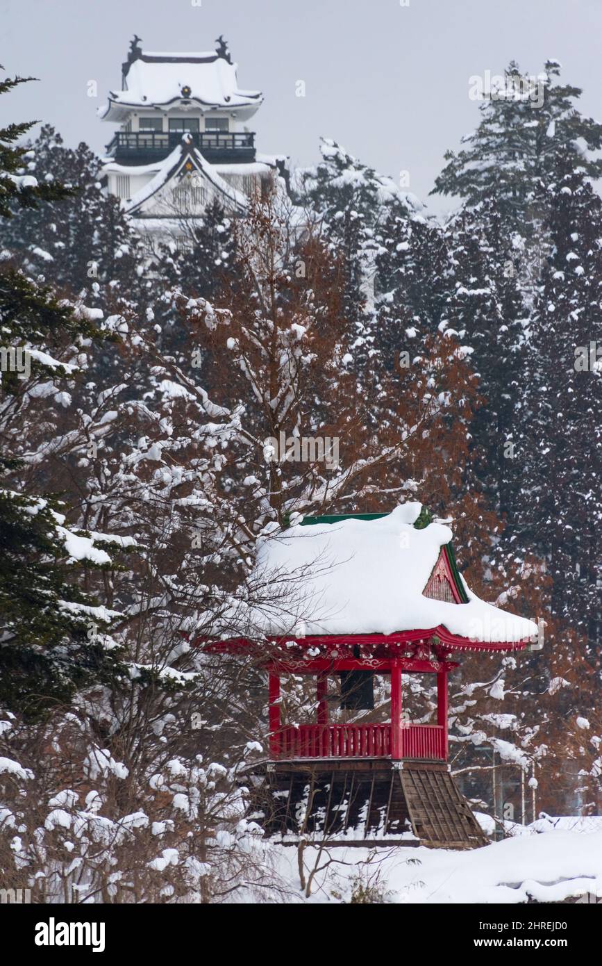 Padiglione che ospita una campana e Yokote Castello coperto di neve, Yokote, Prefettura di Akita, Giappone Foto Stock
